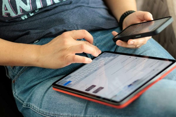 Comment utiliser une application de recettes Yummly sur un Samsung Galaxy Tab pour la cuisine ?